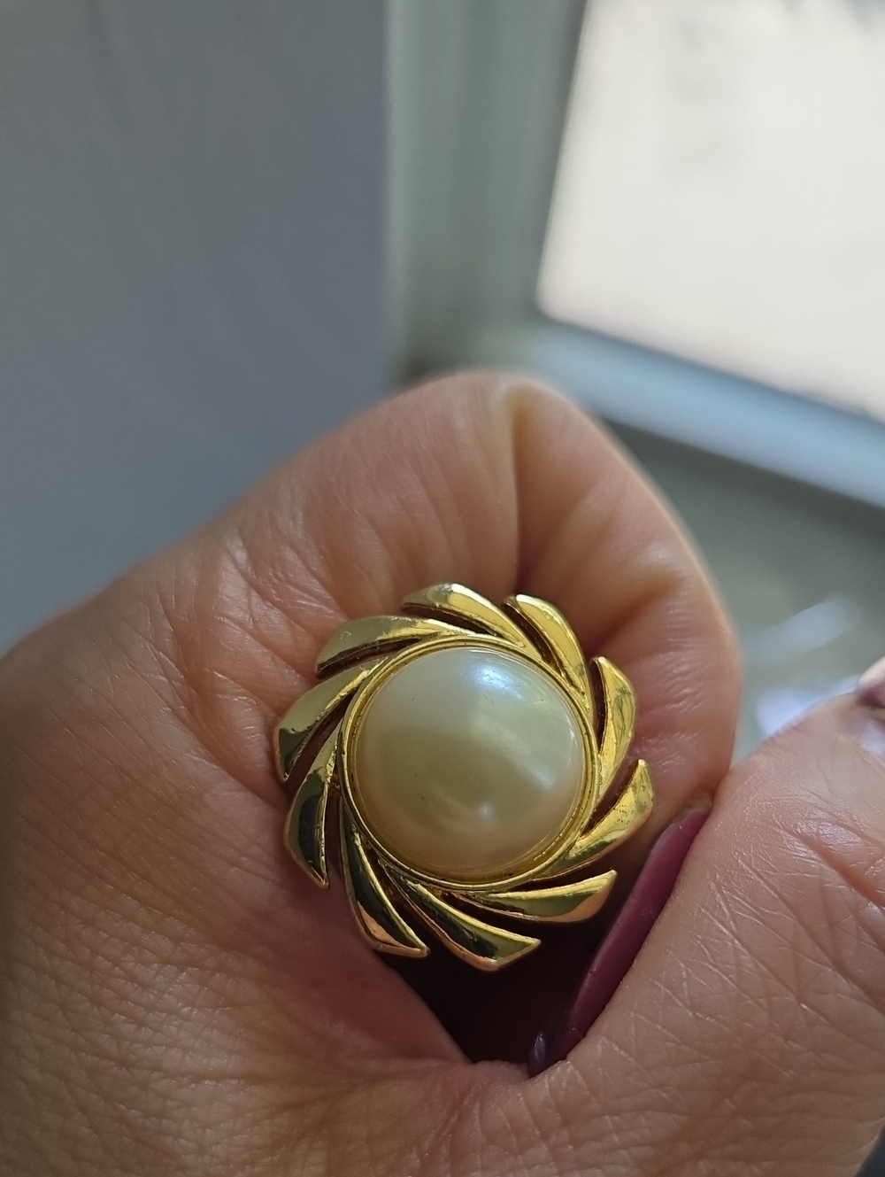 Vintage Gold and Cream Pearl-Style Swirl Clip Earrings - Picture 13 of 16